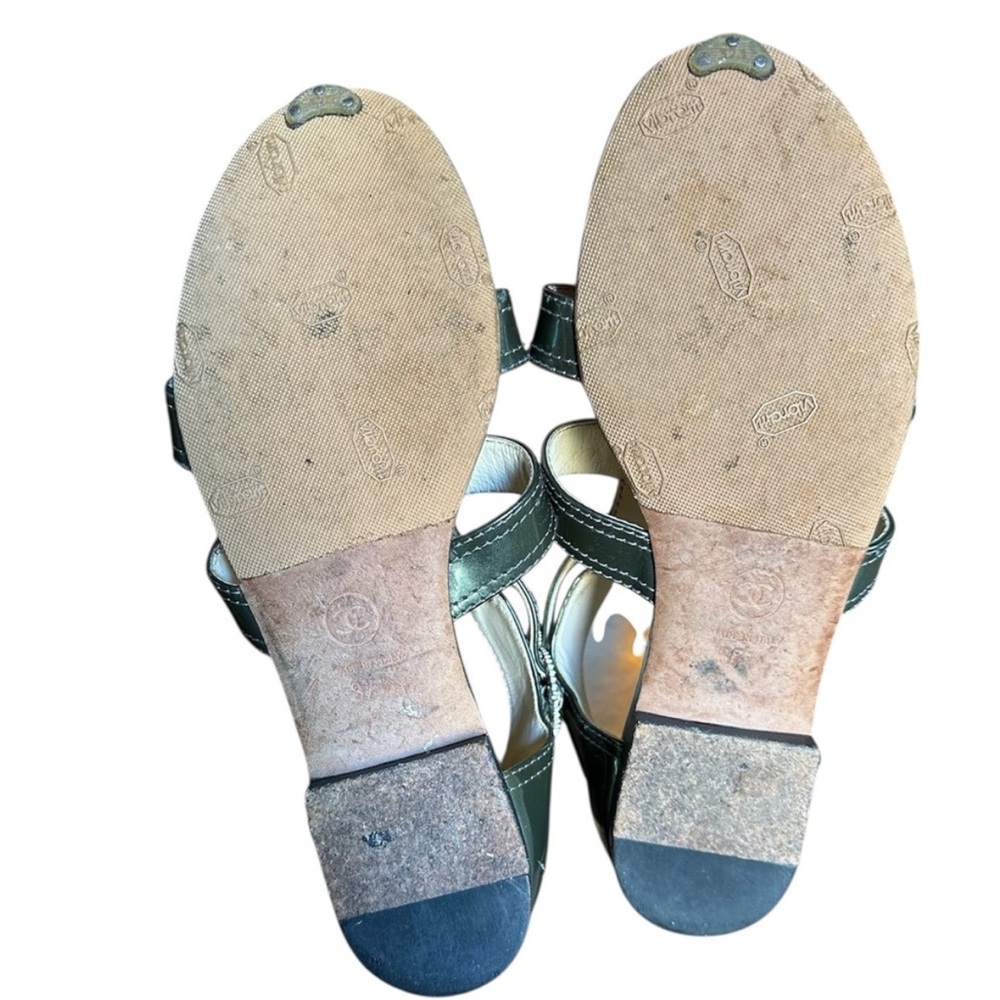 RARE Chanel iconic logo sandals
RETAIL 995 - Picture 6 of 8